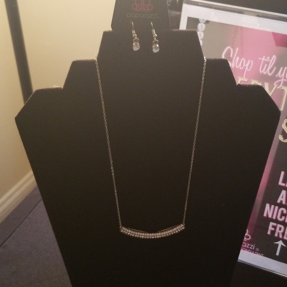 NECKLACE AND EARRING SET - Picture 4 of 5